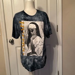 Men’s Tie dye Blue Size Medium AALIYAH  graphic Tshirt.